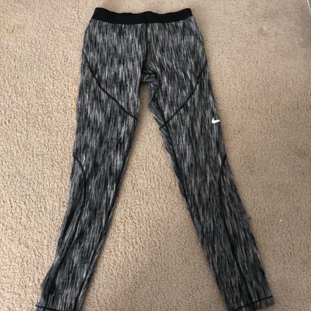 women’s nike black &white leggings